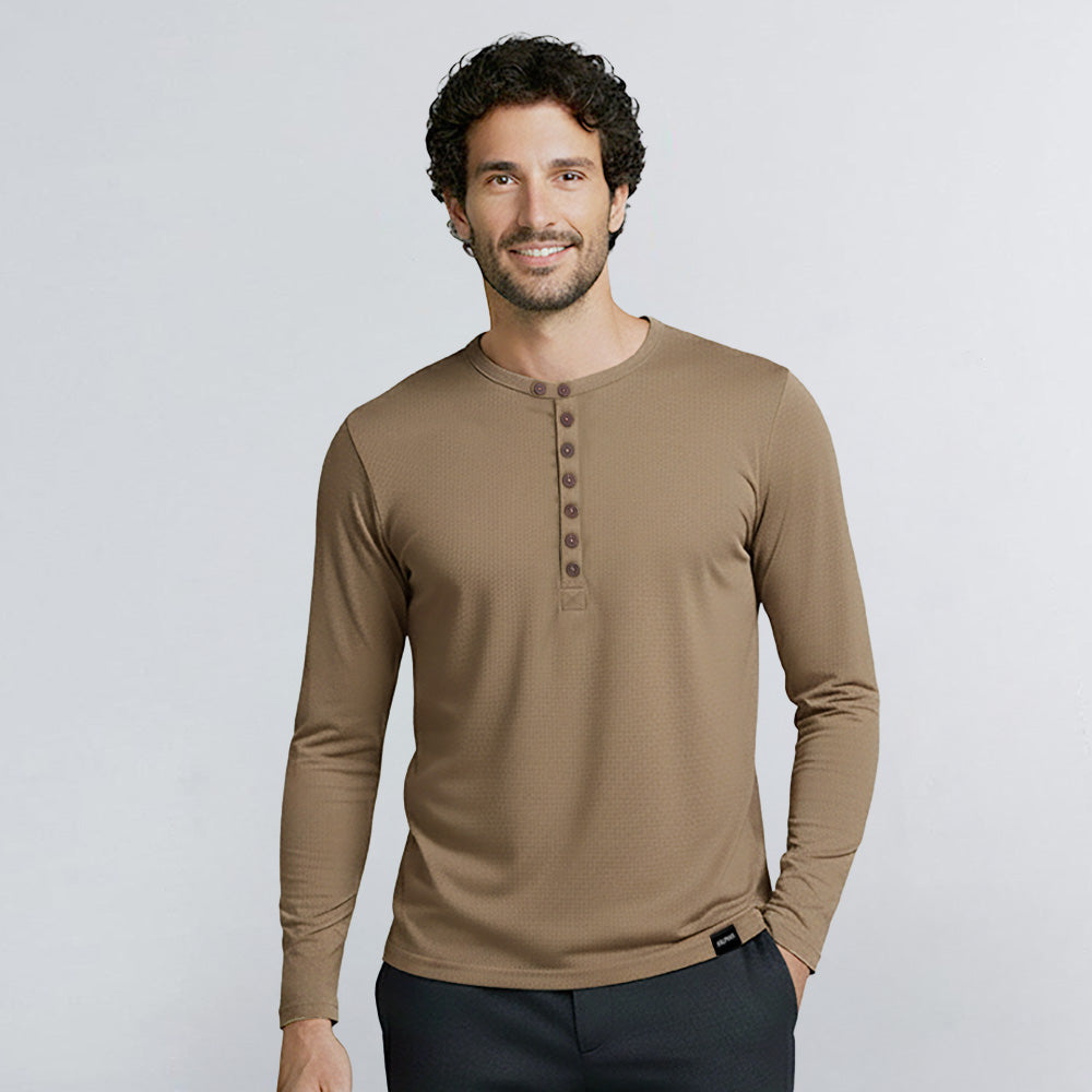 Polera Henley manga larga beige habano para hombre – H’Alphas. Diseño moderno con tapeta de botones.
