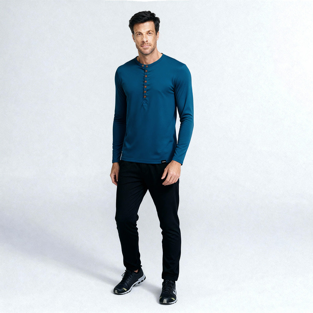Hombre vistiendo polera Henley manga larga azul navy – H’Alphas. Moda casual premium en Chile.