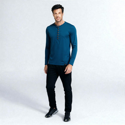 Hombre vistiendo polera Henley manga larga azul navy – H’Alphas. Moda casual premium en Chile.