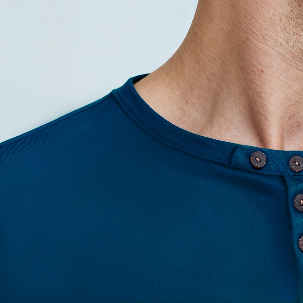 Detalle de cuello redondo y tapeta con botones de la polera Henley azul navy – H’Alphas.